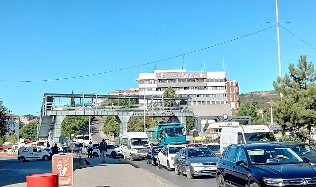 Okullar açıldı trafik çilesi başladı