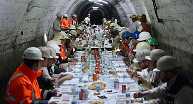Bakan Dönmez, madencilerle iftar yaptı