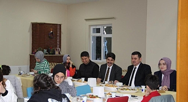 Çocuklarla oruç açtı