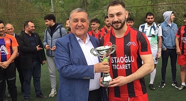 Fırıncıoğlu Kirsinspor'a kupa takdim etti