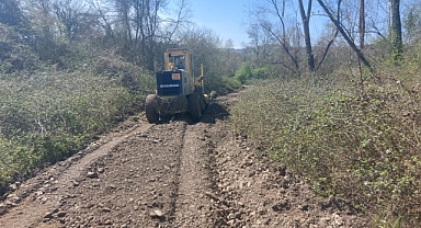 Islak beton yol çalışmaları yapılıyor