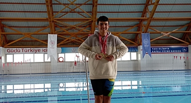 Mehmet Set Yüzme de 4 birincilik elde etti
