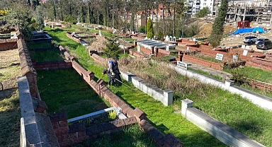 Mezarlıklarda bayram temizliği devam ediyor
