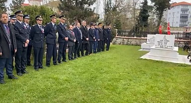 ŞEHİT KABİRLERİNE KARANFİL BIRAKILDI