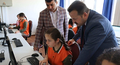 Acar, öğretmen ve öğrencilerle görüştü