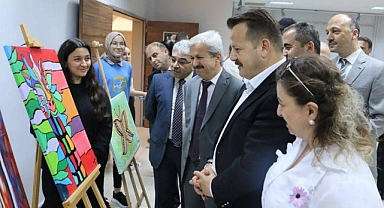 Acar resim sergisini gezdi