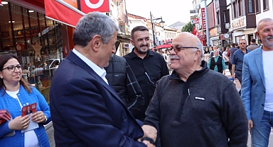 Akın, Hükümet Caddesi’nde vatandaşlarla buluştu