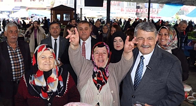 Akın, Pazar yerindeki Kadınların Anneler Günü’nü kutladı