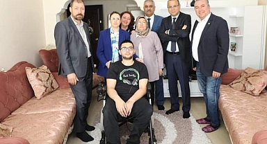 Akülü tekerlekli sandalye sahibine teslim edildi