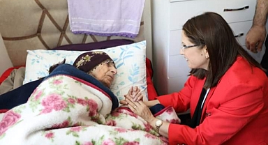 Arslan'dan 119 yaşındaki depremzede Haney anneye ziyaret