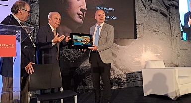 Çakır’dan tarihçi Sakaoğlu’na plaket!