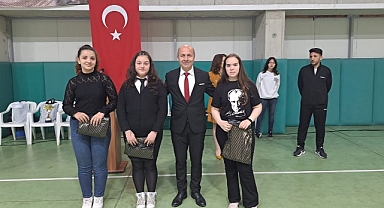 Çakır, Dereceye giren öğrencilere ödüllerini verdi