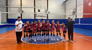 Cumhuriyet Ortaokulu Voleybol takımı yarı finalde