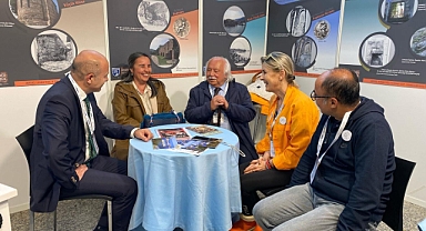 Doç. Dr. Zeynep Eres ve Prof. Dr. Mehmet Özdoğan Amasra Belediyesi'nin Standını Ziyaret Etti