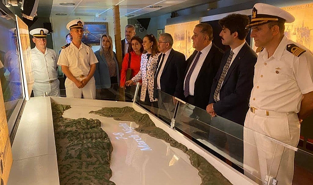 Fırıncıoğlu Nusret Müze Gemisi’ni gezdi