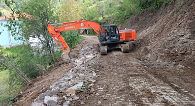 Heyelanda göçen yol ulaşıma açıldı