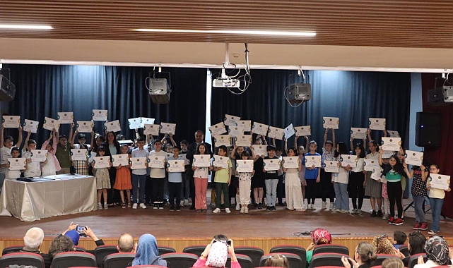 İngilizce kursiyerleri belgelerini aldı