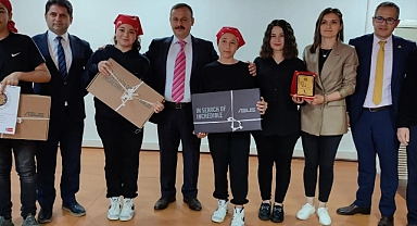 Kaymakam Perçi öğrencilere ödüllerini teslim etti