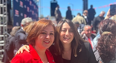 Miting alanında böyle poz verdiler