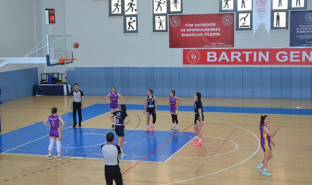 Nesibe Aydın Koleji 2.maçını kolay kazandı