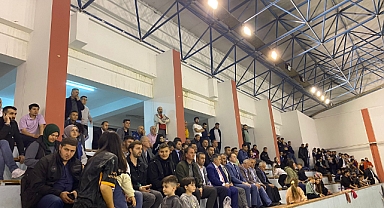 Ulus Voleybol Turnuvasına sporseverler ilgi gösterdi