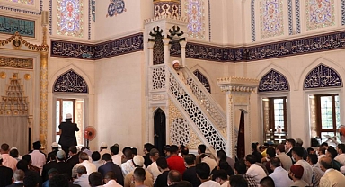 Cuma Hutbesinde Ezan ve Kurban mesajı