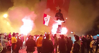 Galatasaraylı taraftarlardan şampiyonluk kutlaması