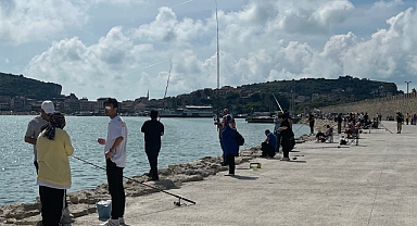 Güzel havayı fırsat bilenler mendirekte balık tuttu