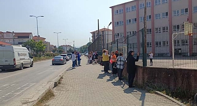 Öğrenciler içeride, veliler dışarıda sınav heyecanı yaşadı