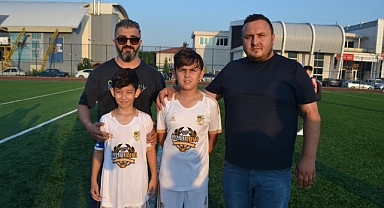 2 iş insanı oğullarını tebrik etti