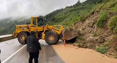 30 araç heyelan dolayısıyla mahsur kaldı
