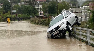 Araçlar sular altında kaldı