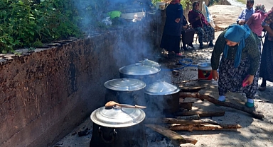 Aşure kazanı imece usulü kaynadı