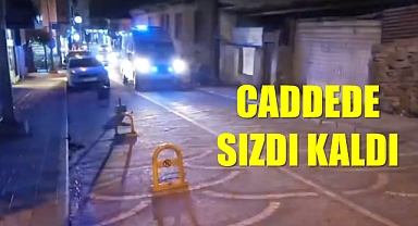 Caddede sızdı kaldı, bekçiler uyandırdı!