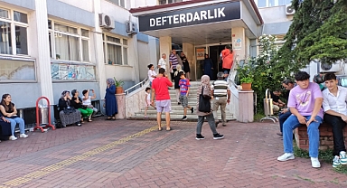 Defterdarlıkta uzun kuyruklar oluştu