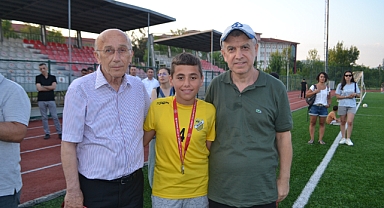 Deneyimli gazeteci minikler maçında yeğenini izledi