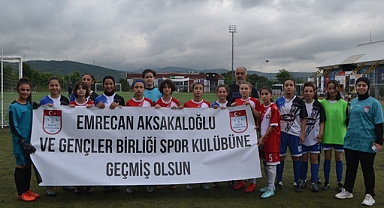 İki takım sahaya pankartla çıktı
