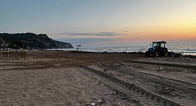 Plajda Biriken çöp ve ağaç parçaları temizleniyor