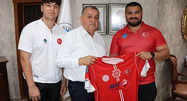 Ragbi sporcusundan Başkan Fırıncıoğlu’na ziyaret