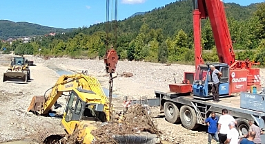 Sele kapılan iş makinası enkazı günler sonra çıkarıldı