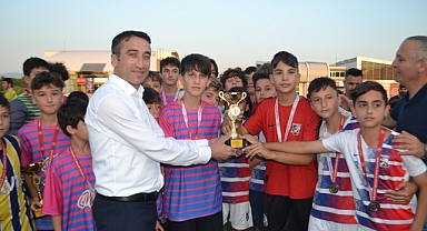 U-13 Liginde derece elde eden takımlara kupaları verildi