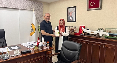 Yazar Ekmekçi’den Başkan Uzun’a hediye