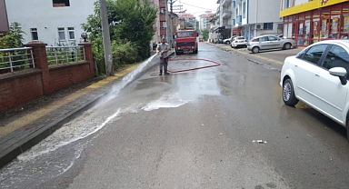 2 Mahallede yol yıkama ve yabani ot temizliği çalışması yapıldı