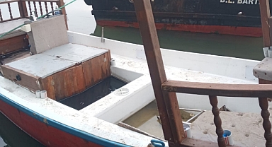 Balıkçı teknesini batmaktan son anda kurtardılar