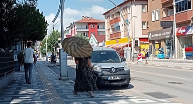 Bartın’da sıcaktan bunalan vatandaş şemsiye ile gezdi