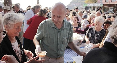 Başkan Çakır, Aşure dağıttı
