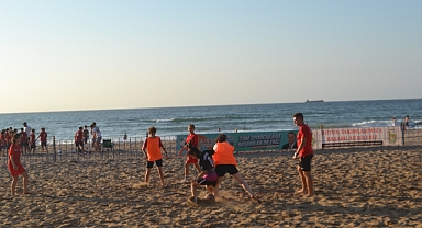 Bayan takımı plaj futbolunda şov yaptı