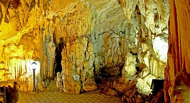 Gürcüoluk Mağarası görenleri hayran bırakıyor