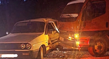 Kamyonet ile otomobil çarpıştı!