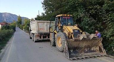 Köy yollarında kanal temizliği yapıldı